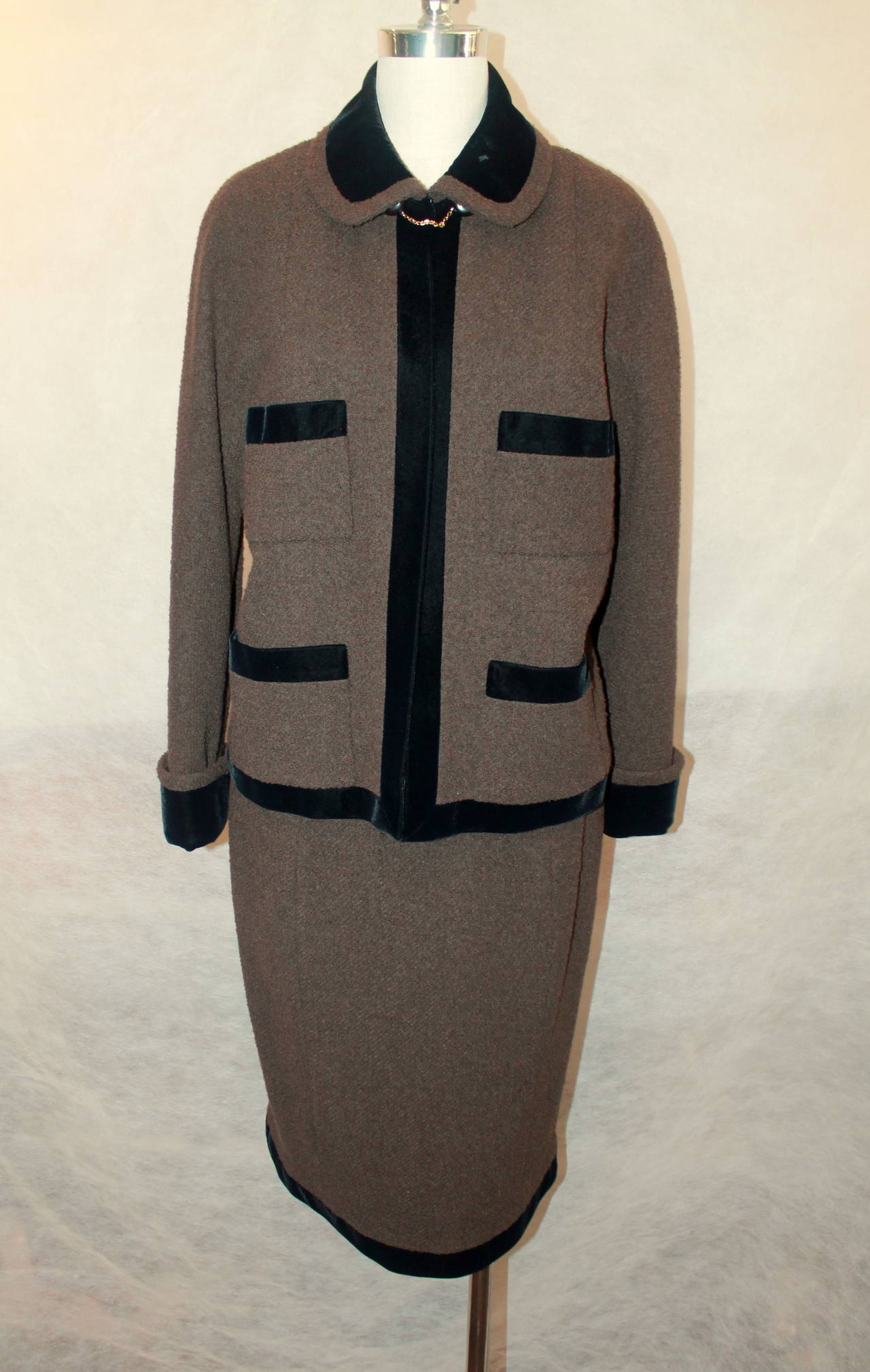 Jupe Chanel en laine marron et noire avec garniture en velours - La taille a été coupée, mais il y a l'étiquette Chanel. D'après les mesures, je pense qu'il s'agit d'un 40 ou 42 - Circa 80's
Ce superbe tailleur jupe en laine et velours est en très