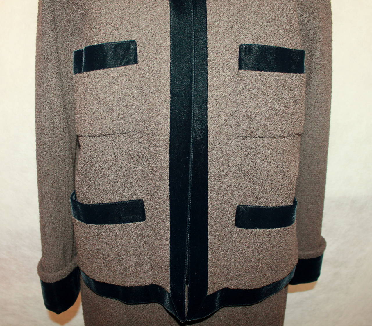 Noir Tailleur jupe Chanel en laine marron et noire avec bordure en velours (années 1980)