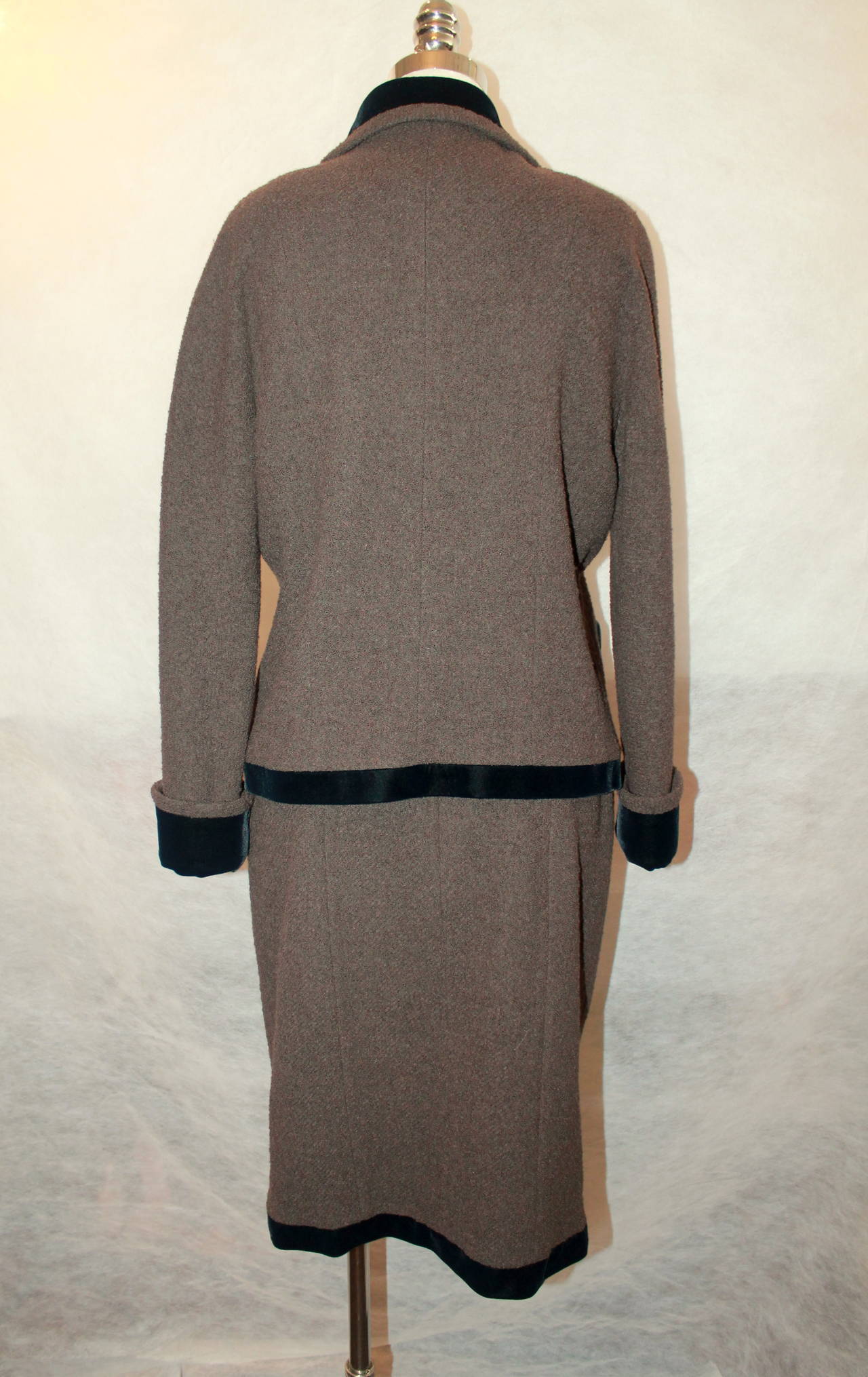Tailleur jupe Chanel en laine marron et noire avec bordure en velours (années 1980) 1