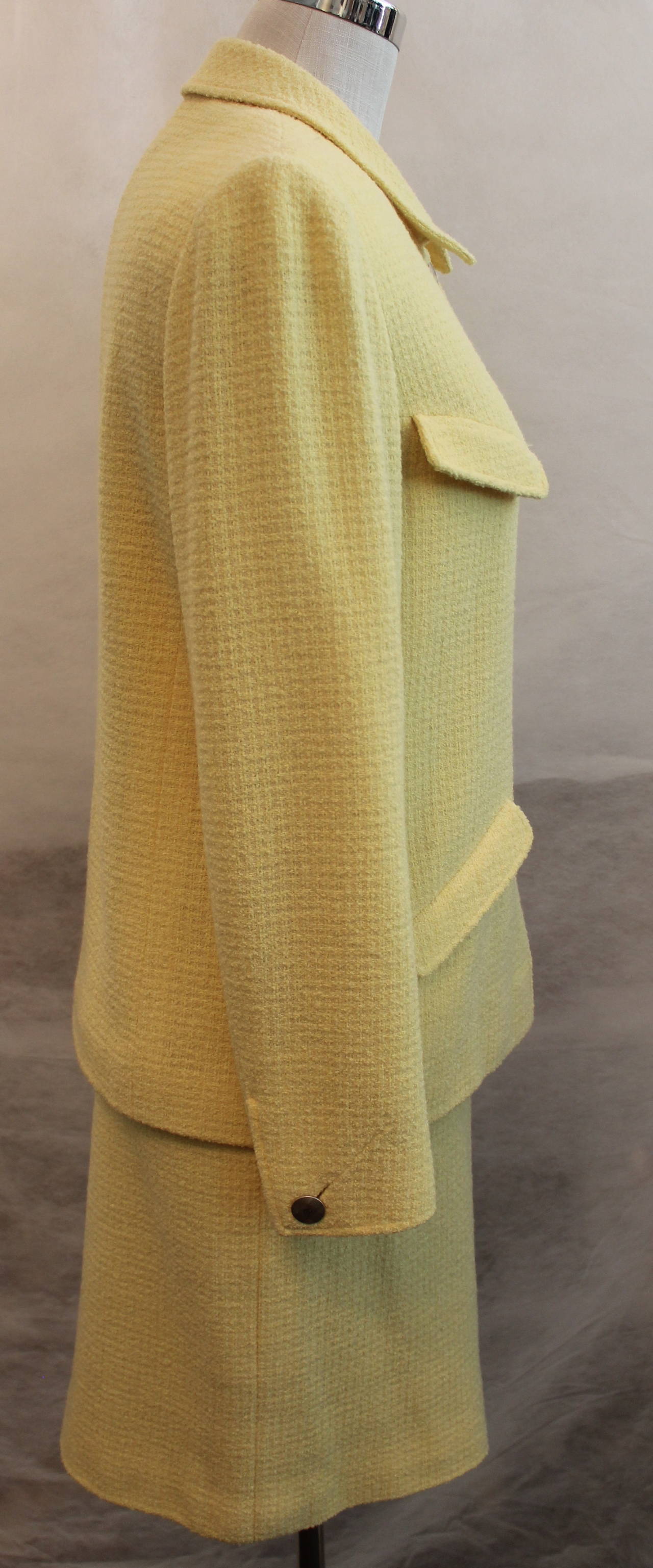 Chanel Pale Yellow Wool Blend Skirt Suit - 40 - Circa 1998
4 front flap pockets, silver buttons. This suit is in very good condition.
Measurements:
Jacket: Bust 37