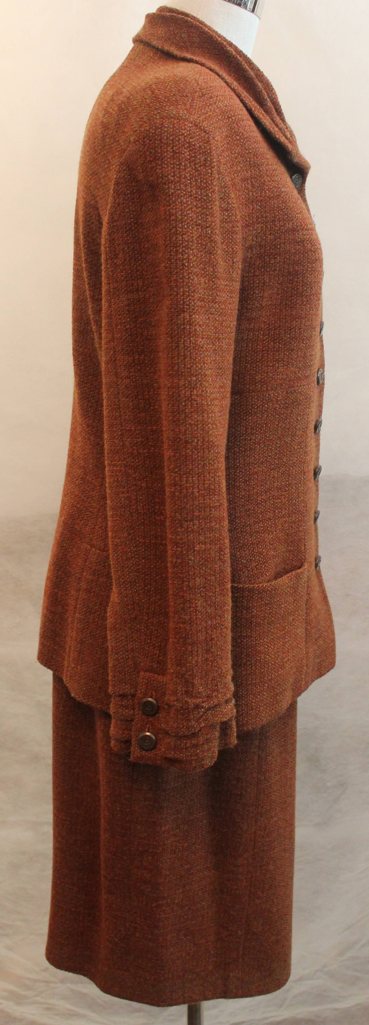 Chanel Costume jupe en laine mélangée rouille - 42 - Circa 1998  
Rouflaquettes aux poignets et au col, 2 poches de fond. 
Mesures :
Veste : tour de poitrine 38  De l'épaule à l'épaule 17,5  Taille 36  Longueur de la manche : 24