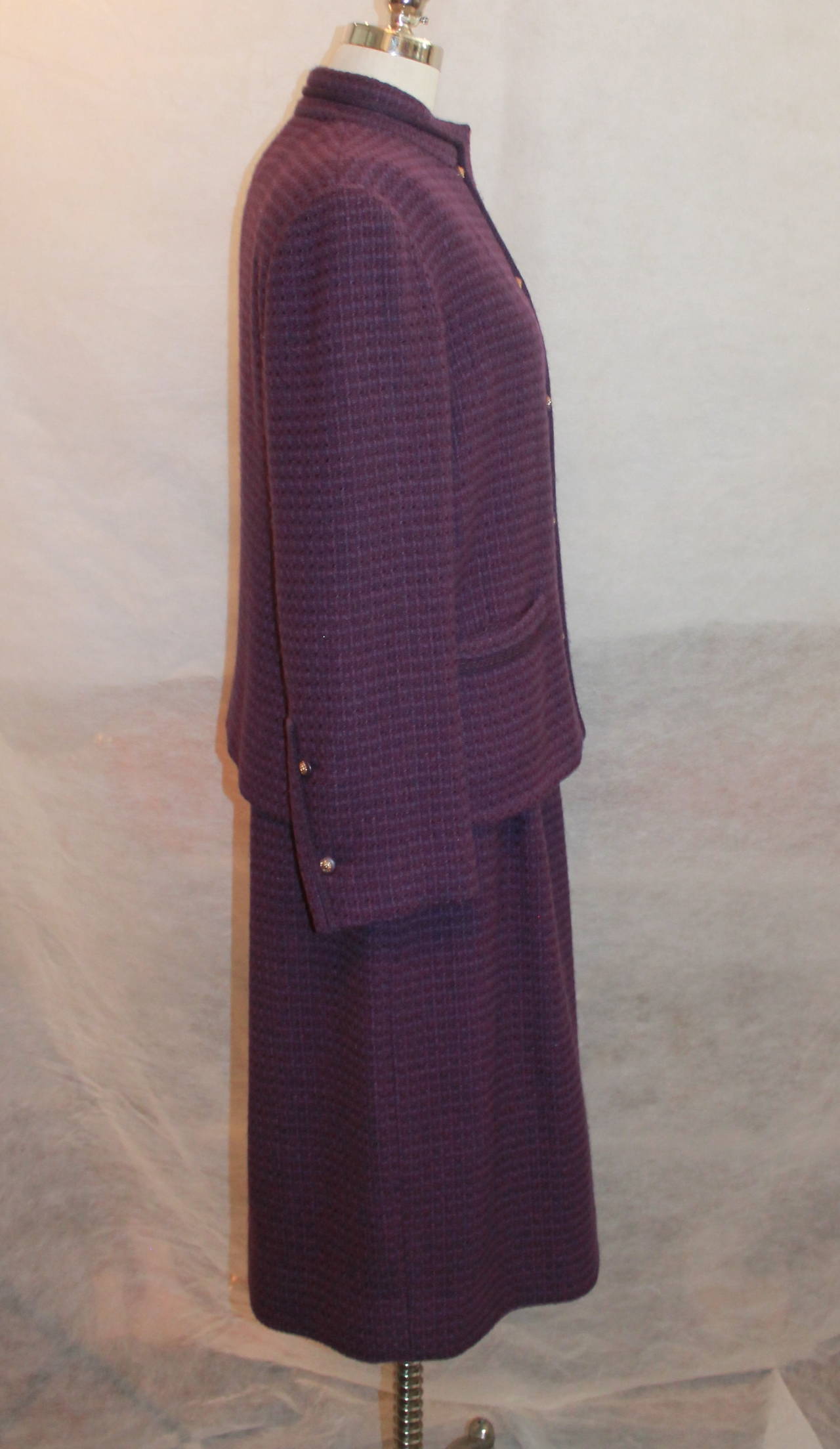 Black Chanel 1970's Vintage Purple Tweed Wool Skirt Suit - 44 For Sale