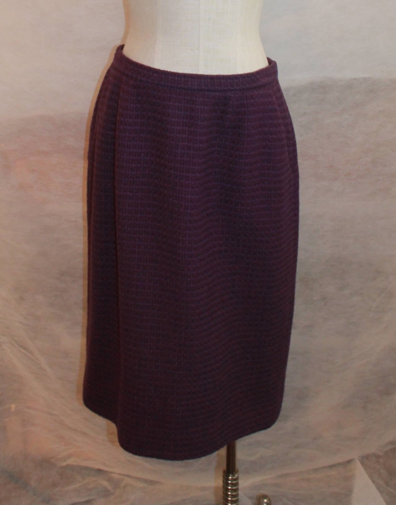 Women's Chanel 1970's Vintage Purple Tweed Wool Skirt Suit - 44 For Sale