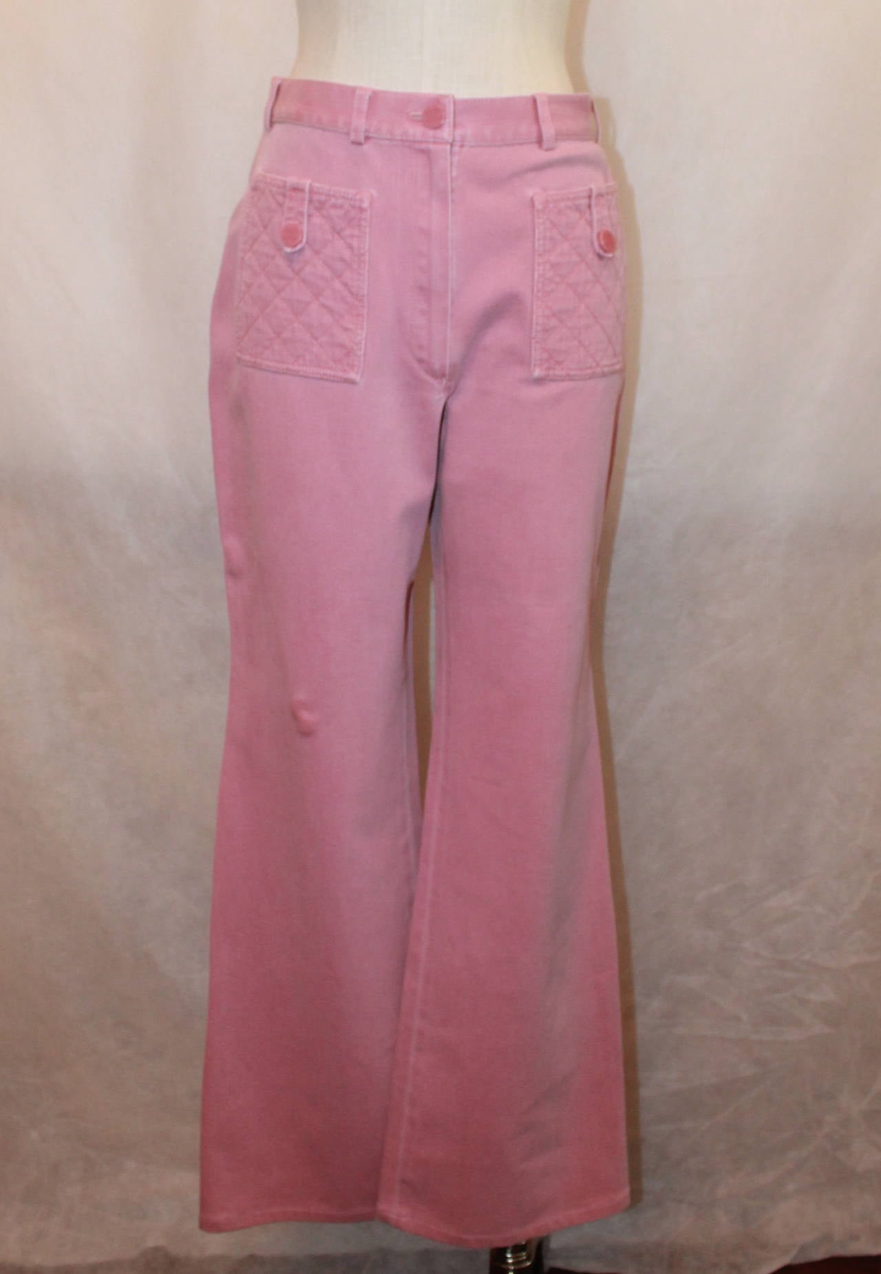 2004 Chanel Pink Flare Jeans with Quilted Front Pockets, no Back Pockets. Size 40.

Fabric:
93 % Cotton
7 % Spandex

Measurements:
Waist: 29 