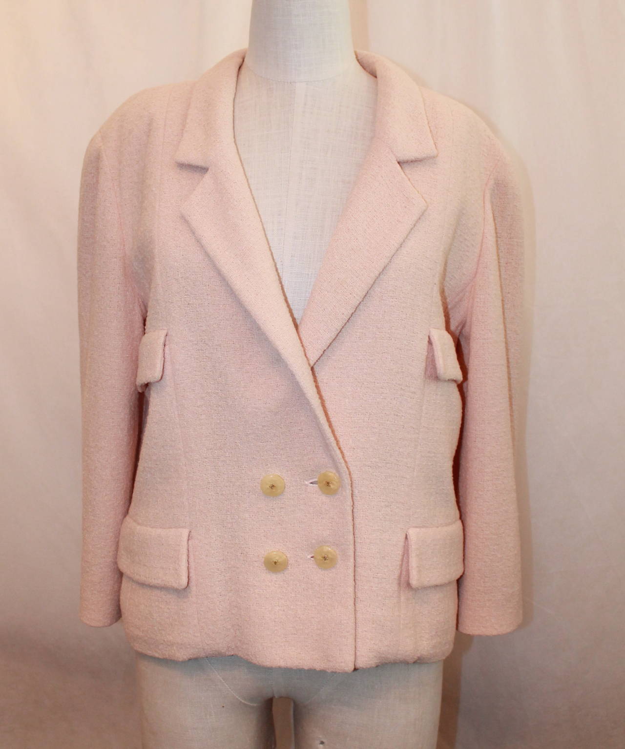 1999 Chanel Peach Double Breasted Jacket with Four Pockets and Pearly Chanel Buttons. Size 40.

Fabric:
85 % Wool
15 % Nylon
Lining:
100 % Silk

Measurements:
Bust: 36 