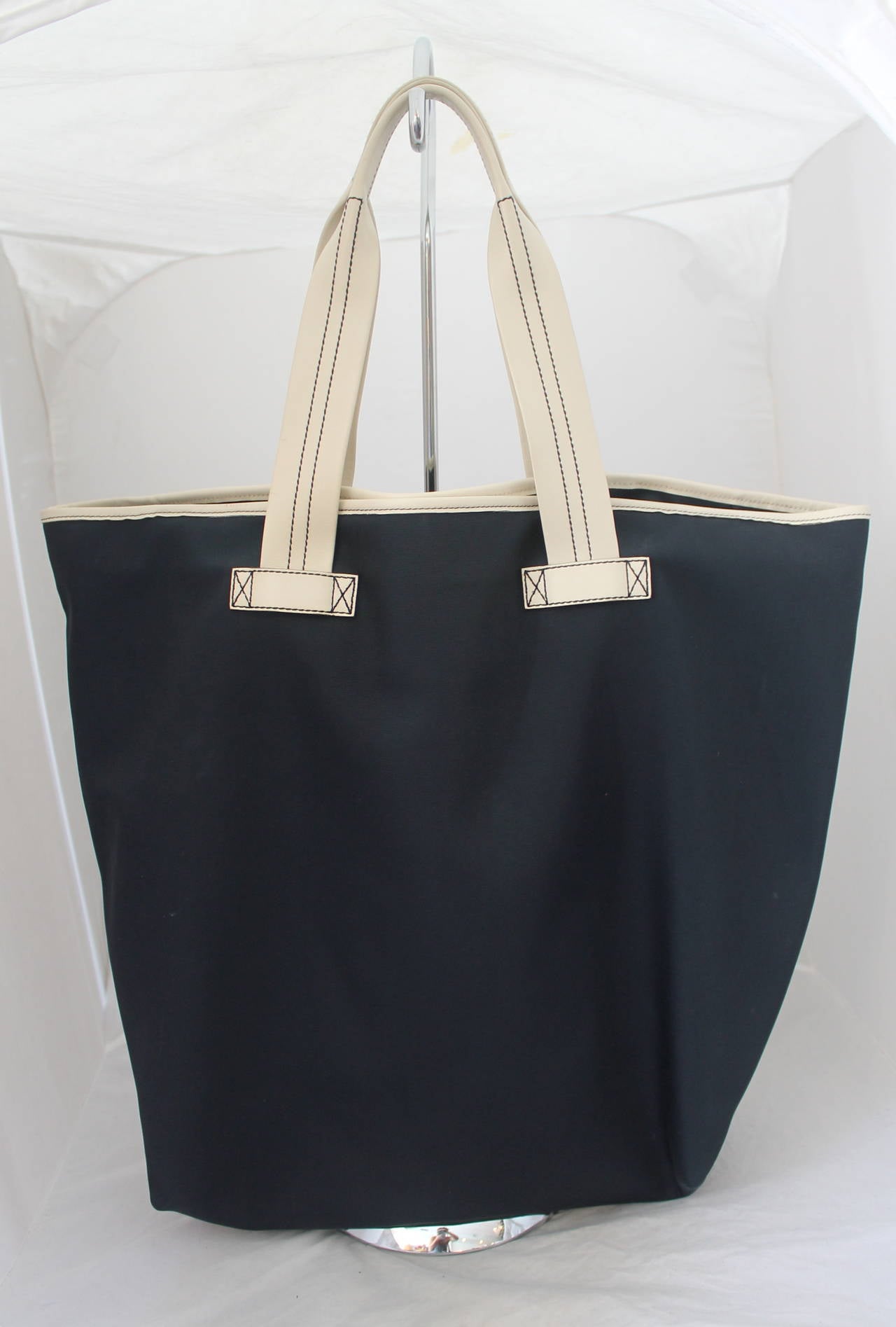 Gucci Navy Large Beach Tote with Ivory Handle, Trim, and Cursive Gucci Logo. This bag is in Very Good Condition.

Measurements:
Height: 20 