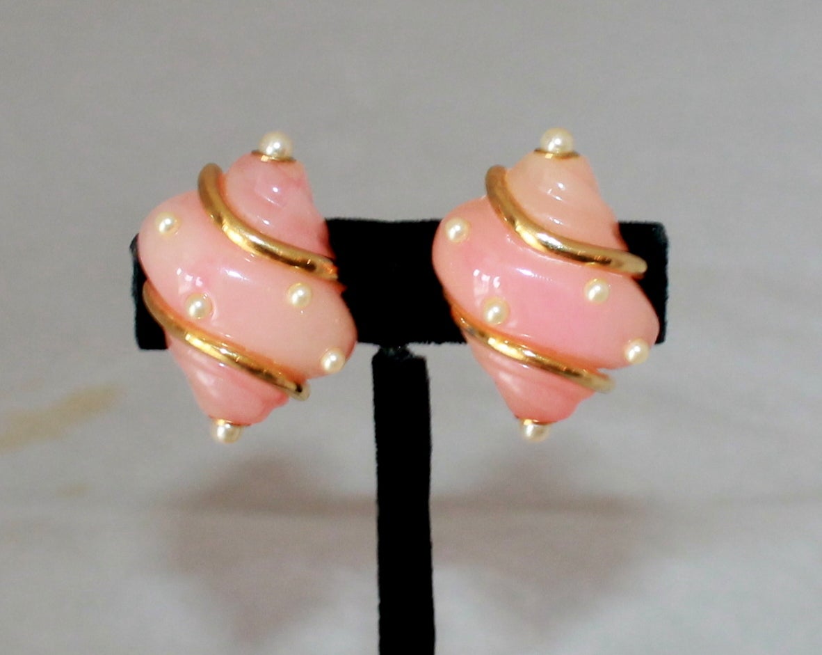 Kenneth Jay Lane 1990's Peach Enamel & Pearl Seashell Clip-Ons. These earrings are in excellent vintage condition and are gold-tone. 

Measurements:
Length- 1.5