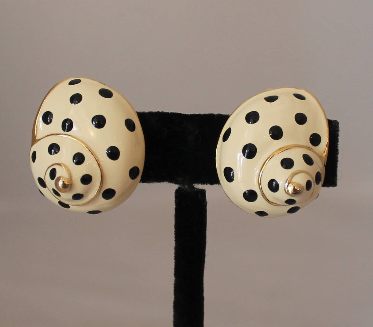 Kenneth Jay Lane 1990's Black & Ivory Polka-Dot Enamel Seashell Clip-ons. These earrings are in excellent vintage condition and are gold-tone. These earrings have a matching pin in stock.

Length- 1.5