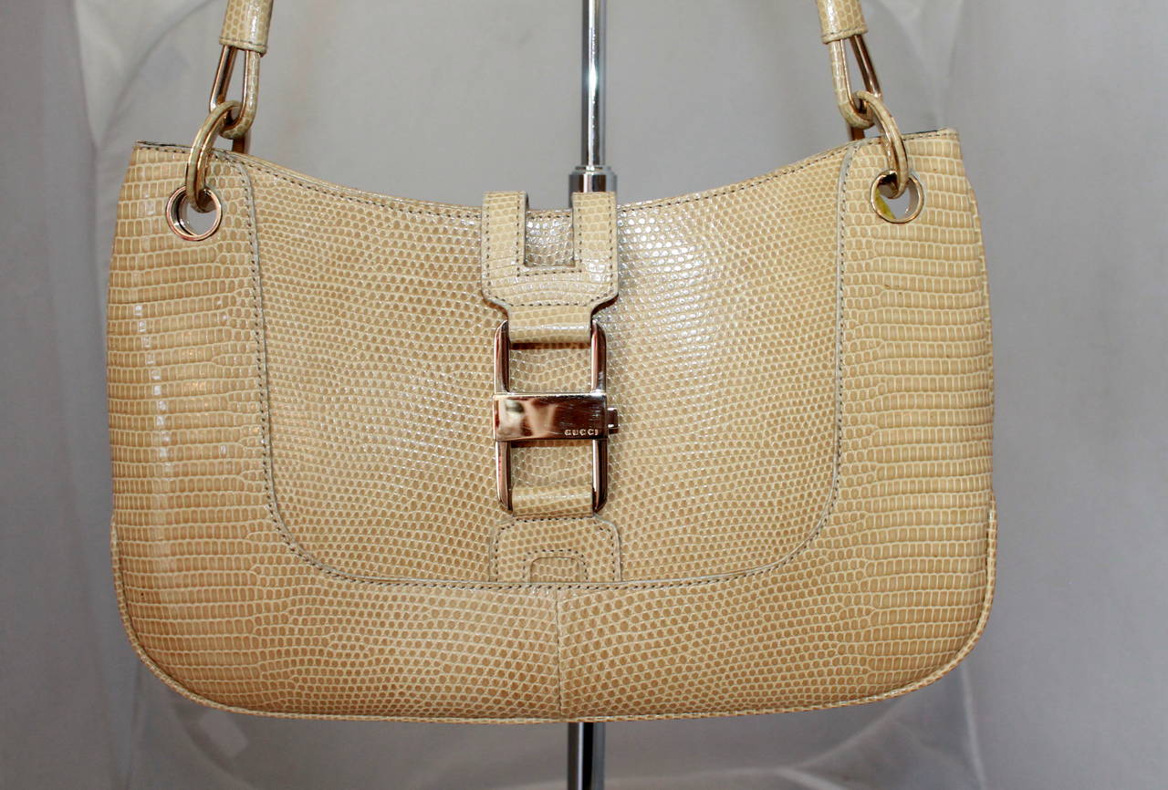 1980s Gucci Crème Lizard Small Shoulder Bag with Gold Hardware and Lizard Top Handle in Excellent Condition.

Measurements:
Height: 6.75 