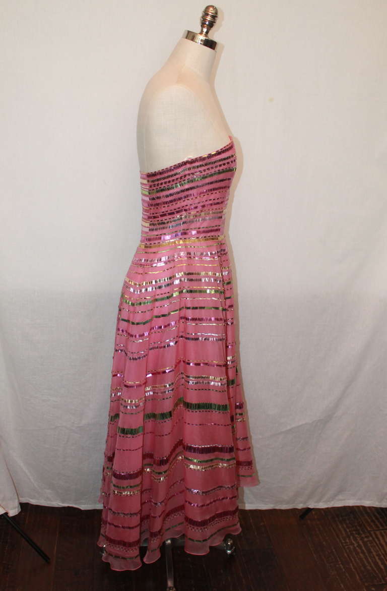 Jenny Packham pink silk organza strapless dress. The dress has pink, green, and gold sequins & pallettes. It is in excellent condition and is a size Small.
Measurements:
Bust- 34