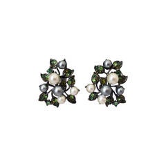 Kenneth Jay Lane 1990's Pearl & Green Rhinestone Clip-on Earrings 4