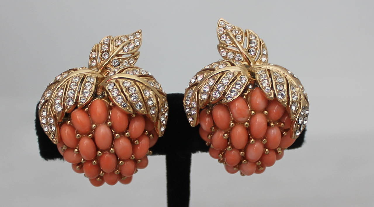 1990s Ciner Strawberry Shaped Goldtone Earrings with Coral Colored Stones and Rhinestones. These Earrings are in Excellent Condition.

Measurements:
Length: 1.5 