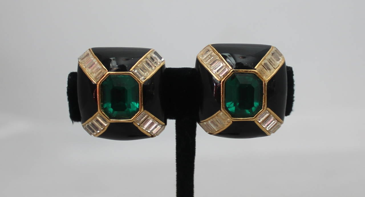 1990s Ciner Black Enamel with Rhinestones and Green Center Goldtone Clip On Earrings. These Earrings are in Excellent Condition.

Measurements:
Length: 1 