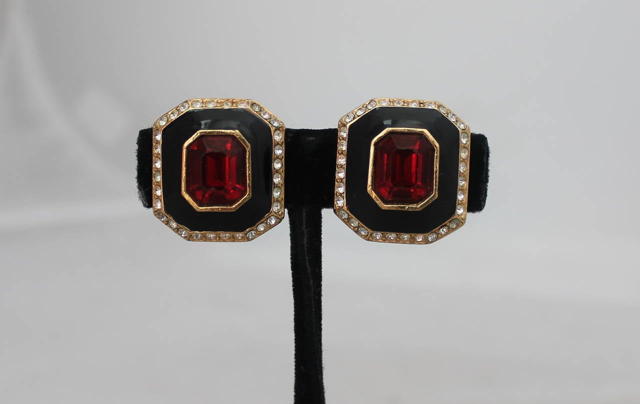 1990s Ciner Black Enamel with Red Center Stone and Rhinestone Trim Goldtone Clip On Earrings in Excellent Condition.

Measurements:
Length: 1.25 