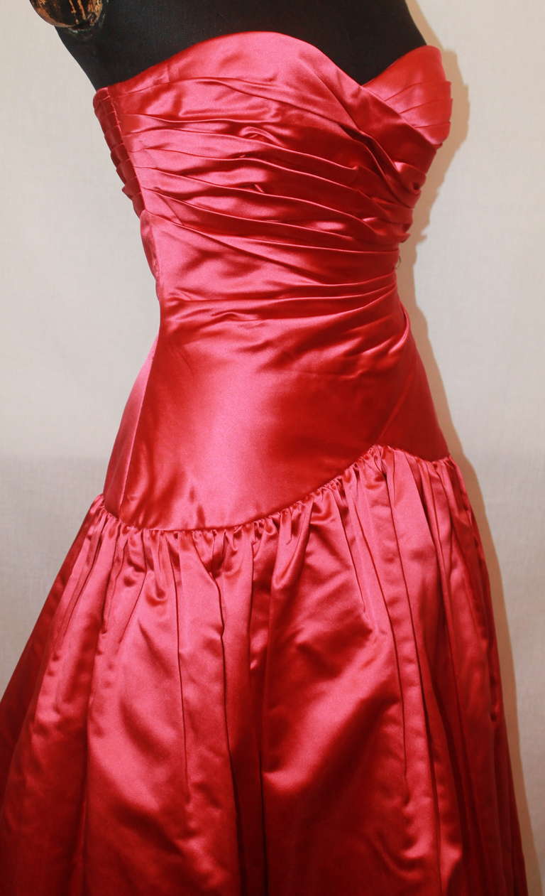 Carolyn Roehm Red Satin Sweetheart Gown with a Rouched Bodice. Gown is in impeccable condition. Size 4.
Measurements:
Bust- 35