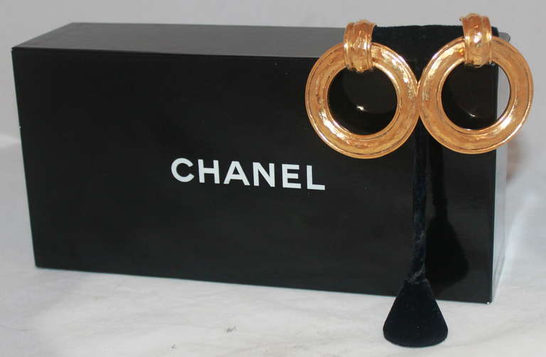 Chanel Hammered Goldtone Hoop Earrings - Circa Early 80's These beautiful earrings can be worn with the hoop or just the clip. They are in excellent vintage condition.
Measurement:
Clip Length 1