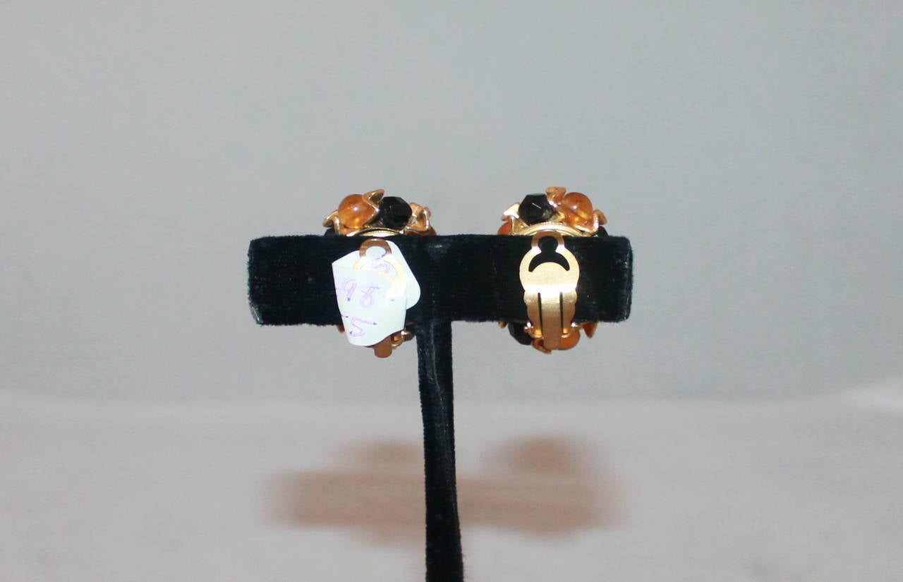 1960's Vintage Amber & Black Beaded Geometric Design Clip-ons In Good Condition In West Palm Beach, FL