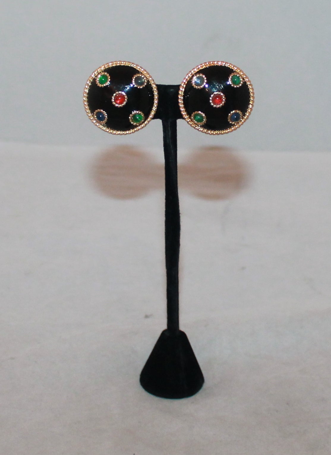 Vintage 1980s Ciner Gold Tone and Black Enamel with Multi Color Stones Clip On Earrings with Rope Like Detail on Outer Edge.

Measurements:
Diameter: 1 