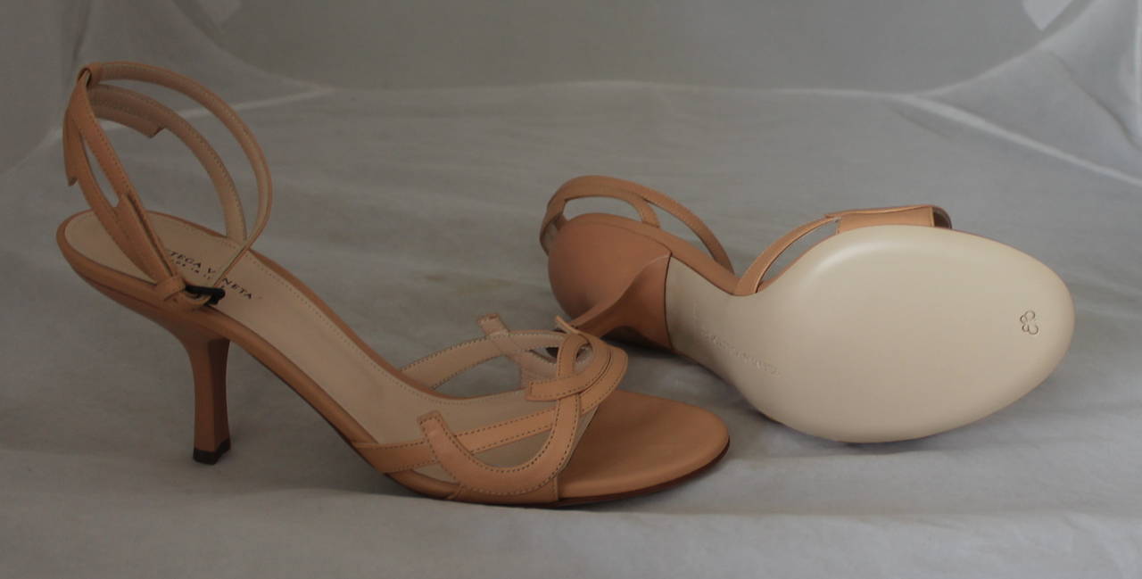 Bottega Veneta Blush Leather Sandals with Ankle Strap - 40 In New Condition In West Palm Beach, FL