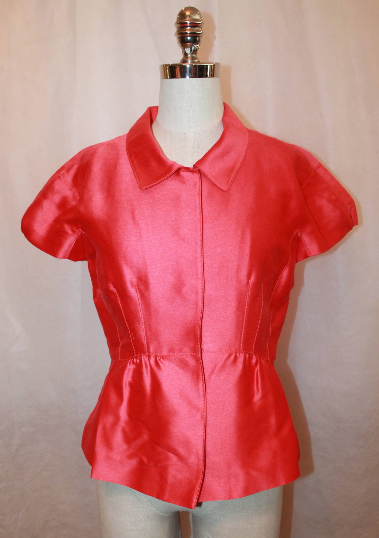 Oscar De La Renta Size 6 Red/Orange Silk Top with Cap Sleeves and Peplum. Clasps to Open/Close are Goldtone.

Fabric:
Shell: 93 % Cotton; 7 % Silk
Lining: 100 % Silk

Measurements:
Bust: 36 