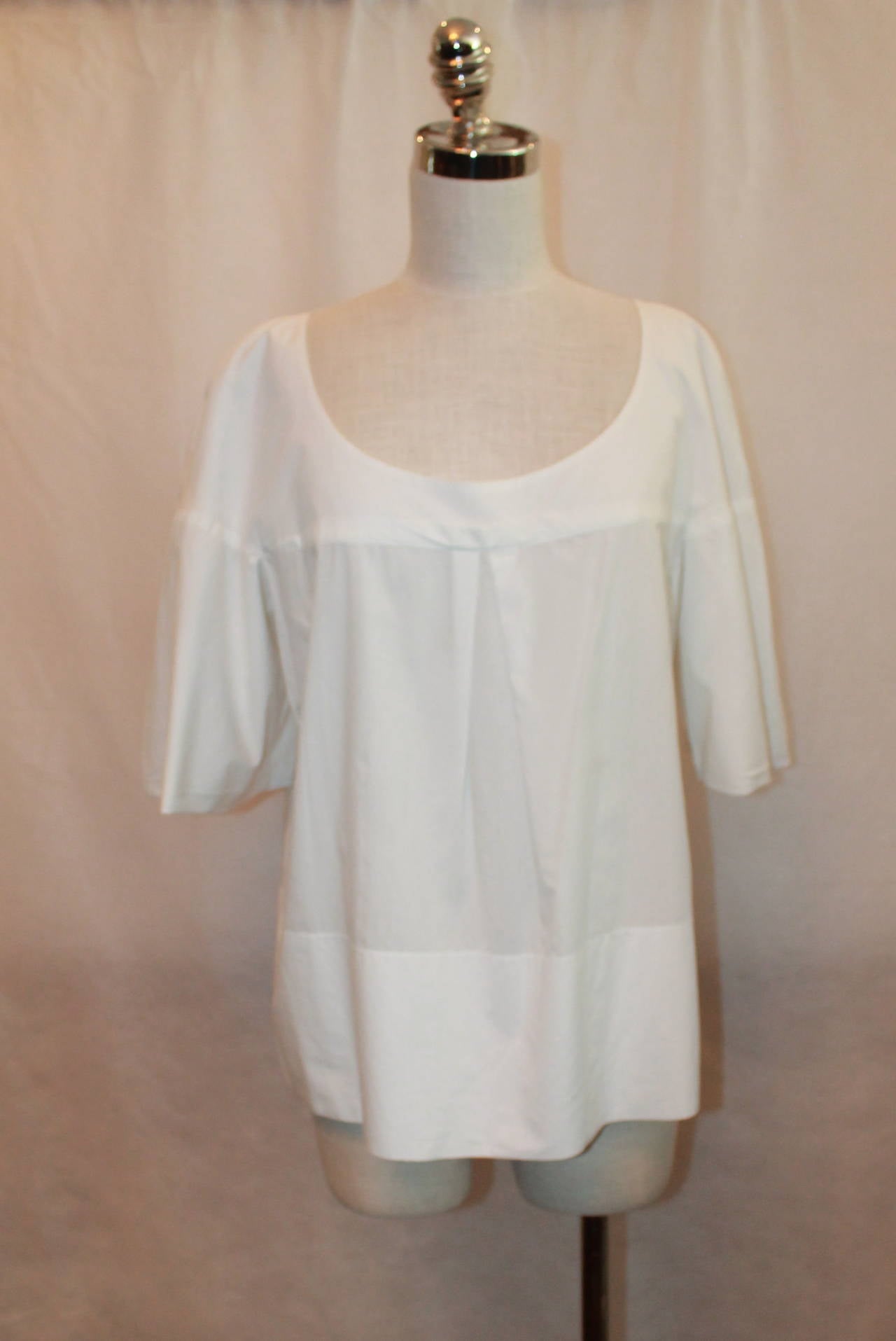 Chloe White Cotton Oversized Blouse with Slight Pleat in Front, has Sleeves. This Size 42 Top is in Excellent Condition.

Measurements:
Bust: up to 40 