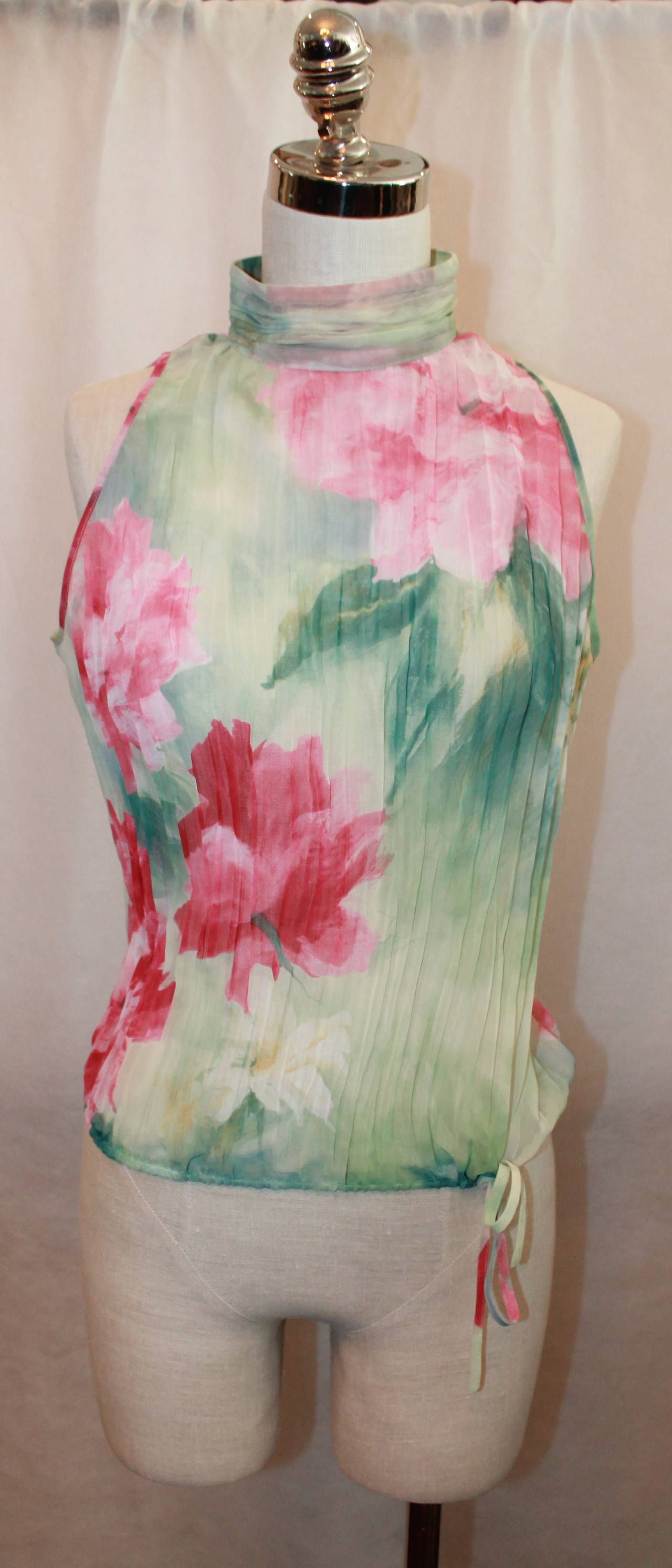 Escada Green and Pink Multi Floral Print Halter Top with Turtleneck and Drawstring Bottom in Excellent Condition. Size 38.

Fabric: 100 % Polyester

Measurements:
Bust: up to 44 
