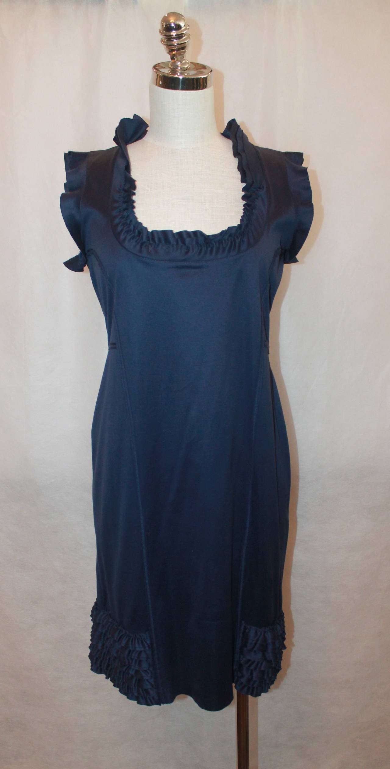 Valentino Navy Ruffle Trim Cotton Sleeveless Dress. This Size 8 Dress is in Excellent Condition.

Fabric: 100 % Cotton

Measurements:
Bust: 36 