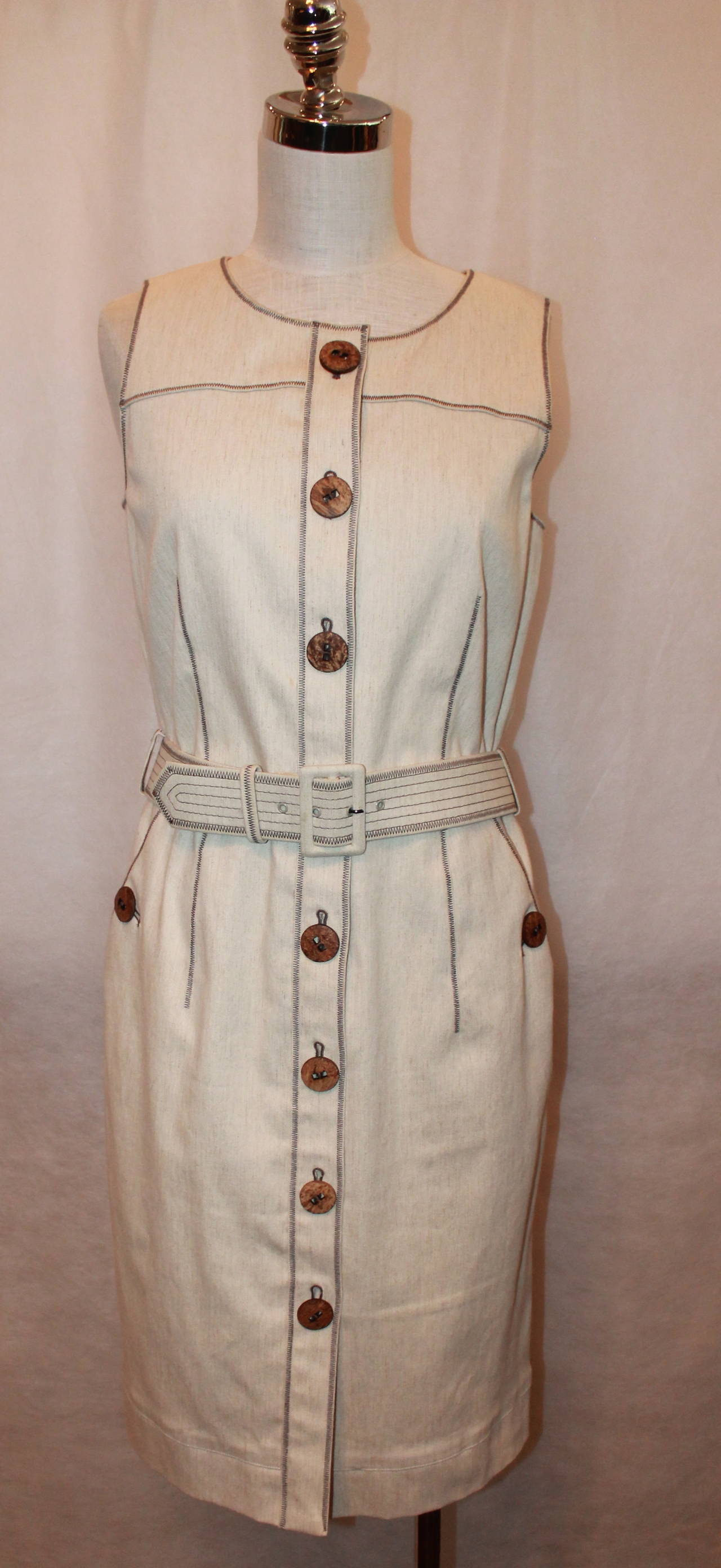 Oscar De La Renta Cotton and Linen Tapered Sleeveless Dress with Belt and Wooden Bamboo Buttons. This Size 10 Dress is in Excellent Condition.

Fabric: 
Shell:
71 % Cotton
19 % Linen
8 % Nylon
2 % Lycra
Lining:
100 %