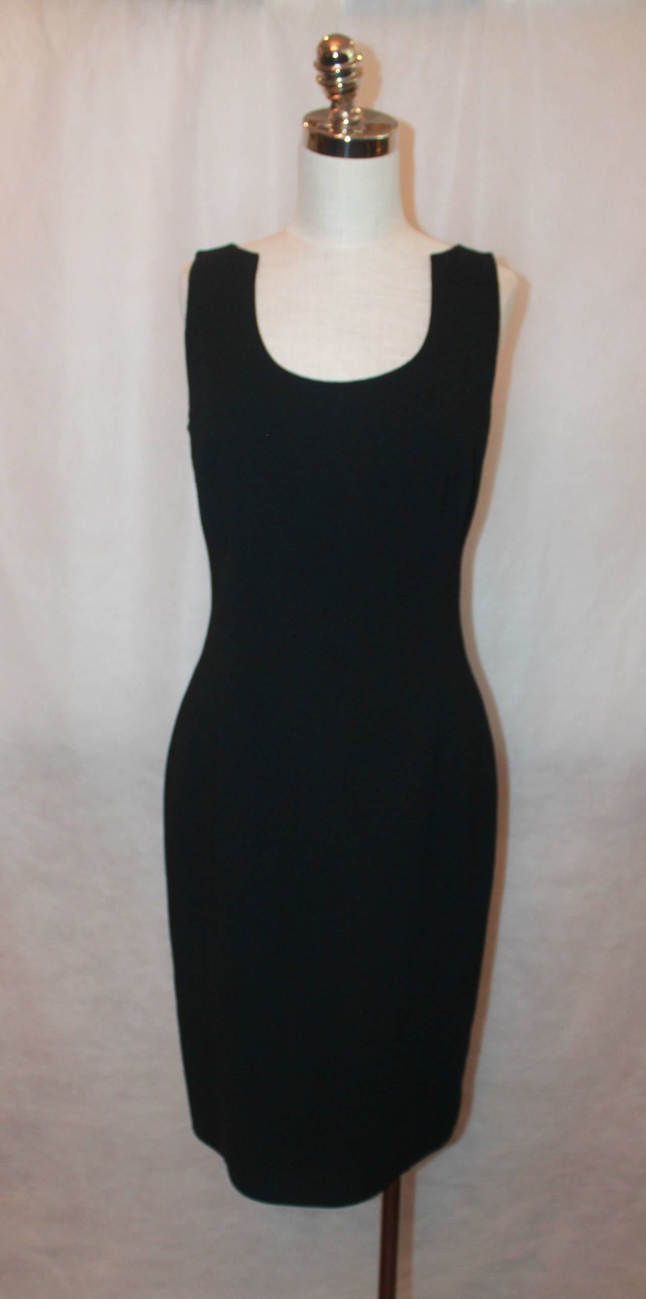 Chado (Ralph Rucci Black and White Label) Black Wool Tapered Dress with Scooped Neckline. This Size 8 Dress is in Excellent Condition.

Measurements:
Bust: 36.5 