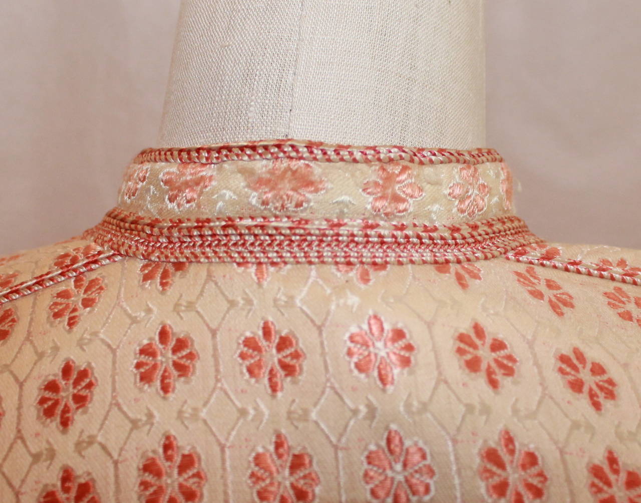 1960's Vintage Creme & Coral Silk Brocade Asian Coat - XL In Good Condition For Sale In West Palm Beach, FL