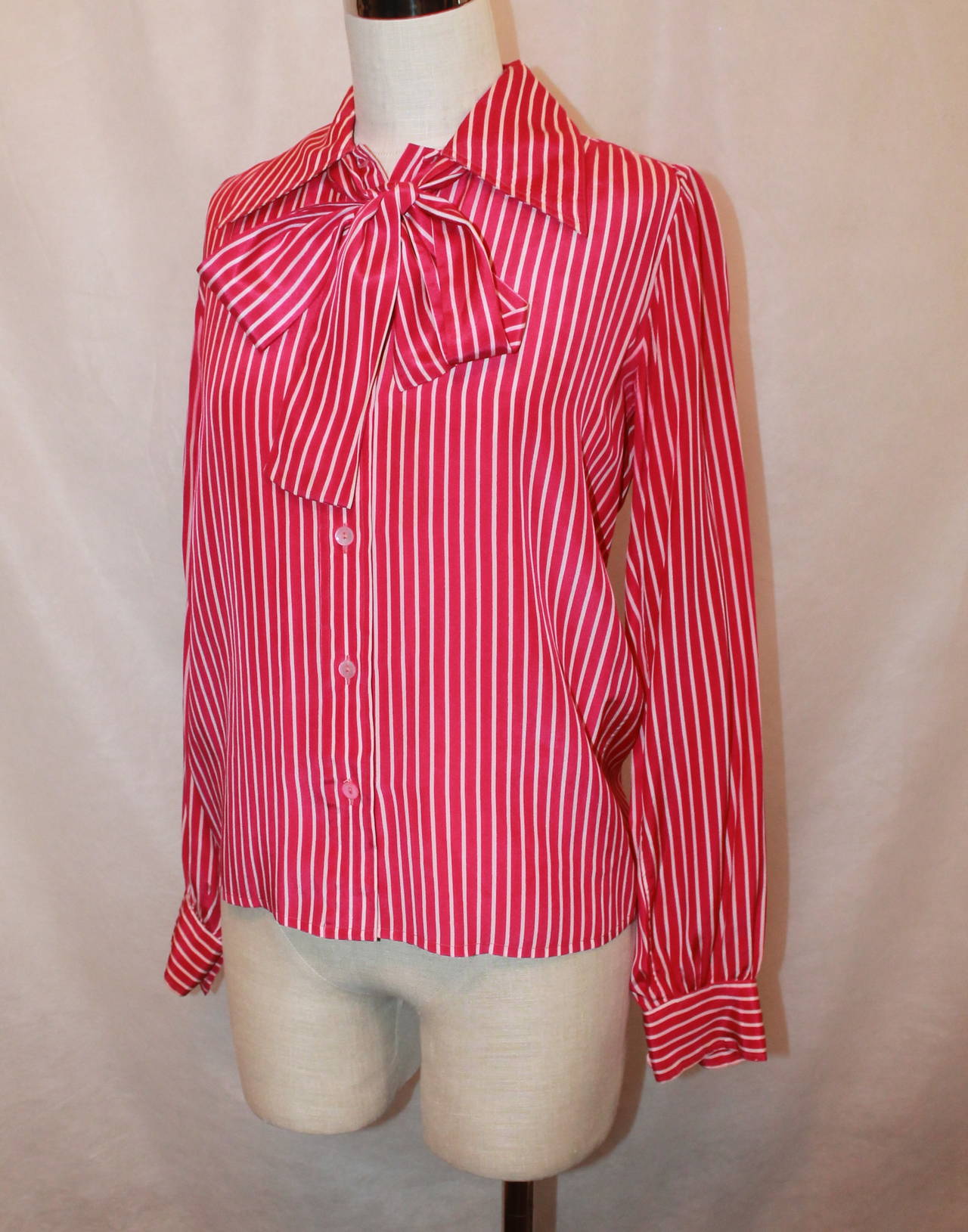 YSL 1960's Vintage Fuchsia & White Striped Long Sleeve Blouse - 38. Diese Bluse ist in sehr gutem Vintage-Zustand und hat eine abnehmbare Halskrawatte, die auch als Gürtel verwendet werden kann. Das einzige Problem ist, dass die Streifen auf den