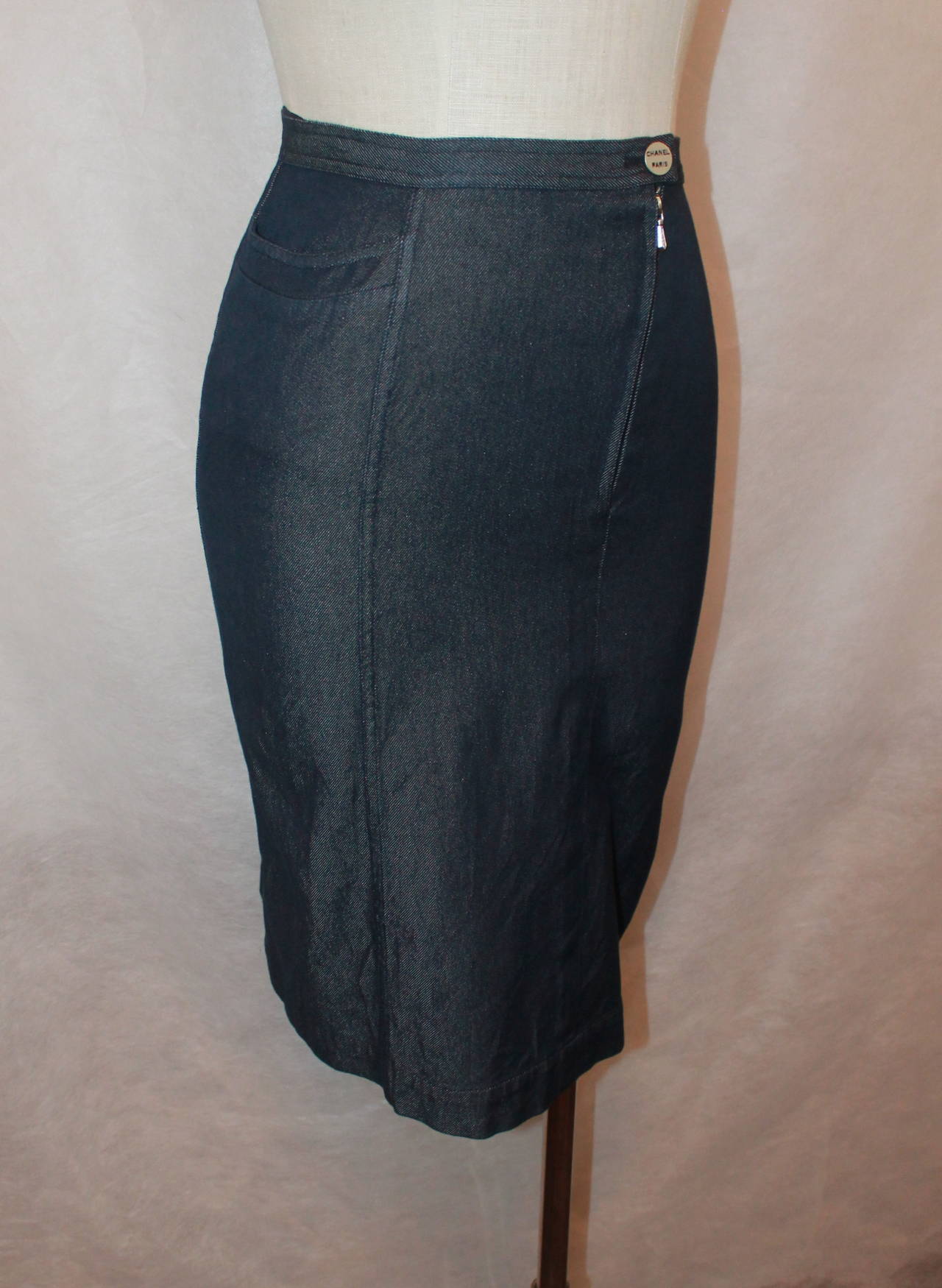 Chanel 2000 Denim Pencil Skirt - 36. This skirt is in excellent condition and has 1 side pocket. The zipper is not centered.

Measurements:
Waist- 25