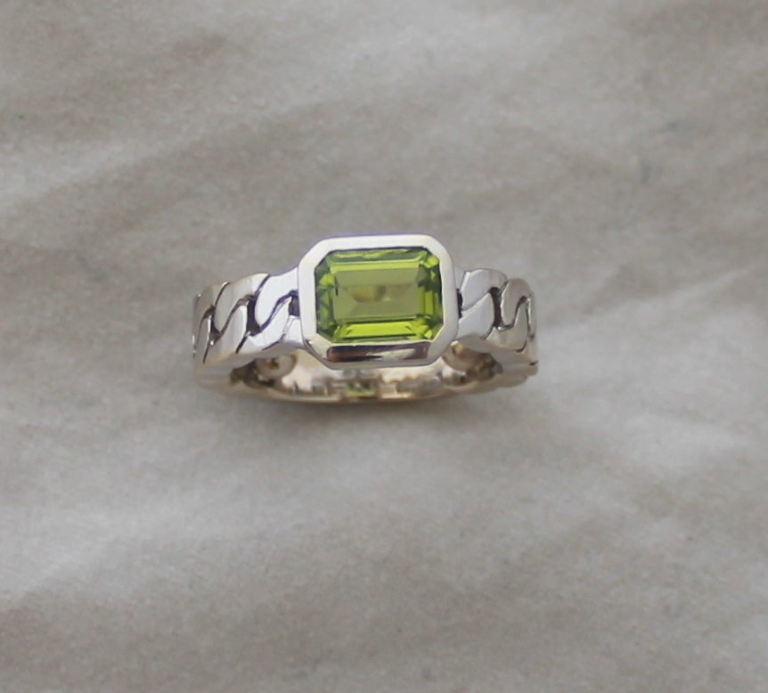 Chanel 18K White Gold Chain Ring with Green Citrine Stone In Excellent Condition In West Palm Beach, FL
