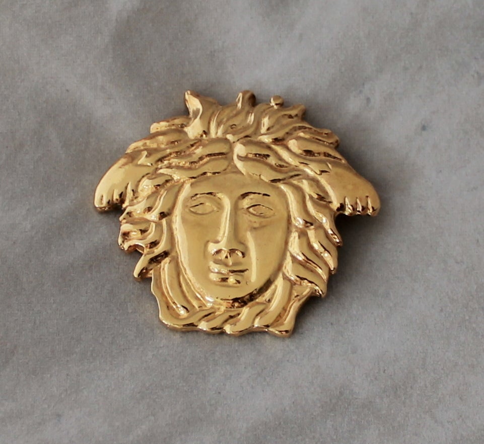Gianni Versace 1990's Vintage Goldtone Signature Motif Pin. This pin is in excellent vintage condition. 

Length- 1.5