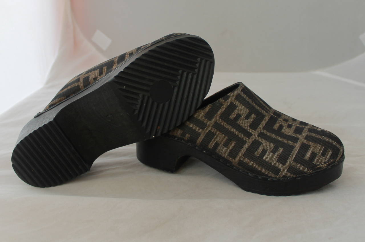 Sabots en tissu imprimé monogramme Brown - 6 Bon état - En vente à West Palm Beach, FL