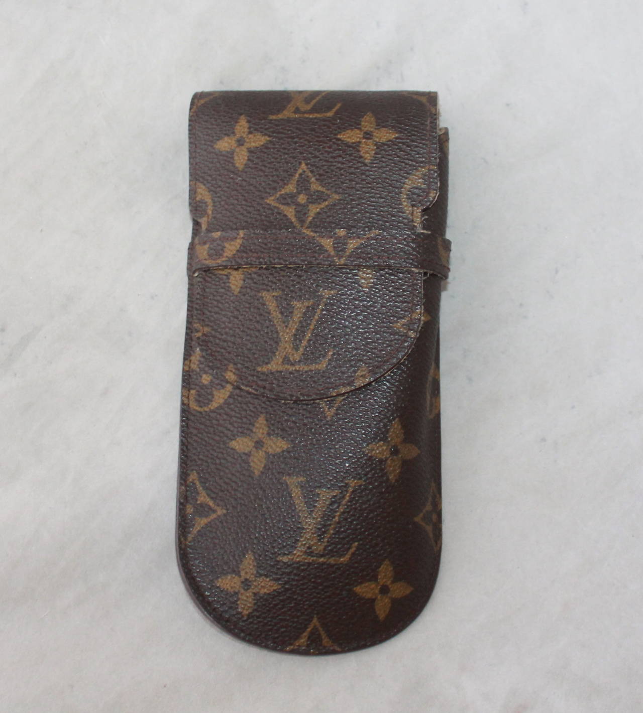 Louis Vuitton 1997 Vintage Brown Monogram Eyeglass Case. This case is in very good condition with minor wear on the inside. 

Measurements:
Height- 7