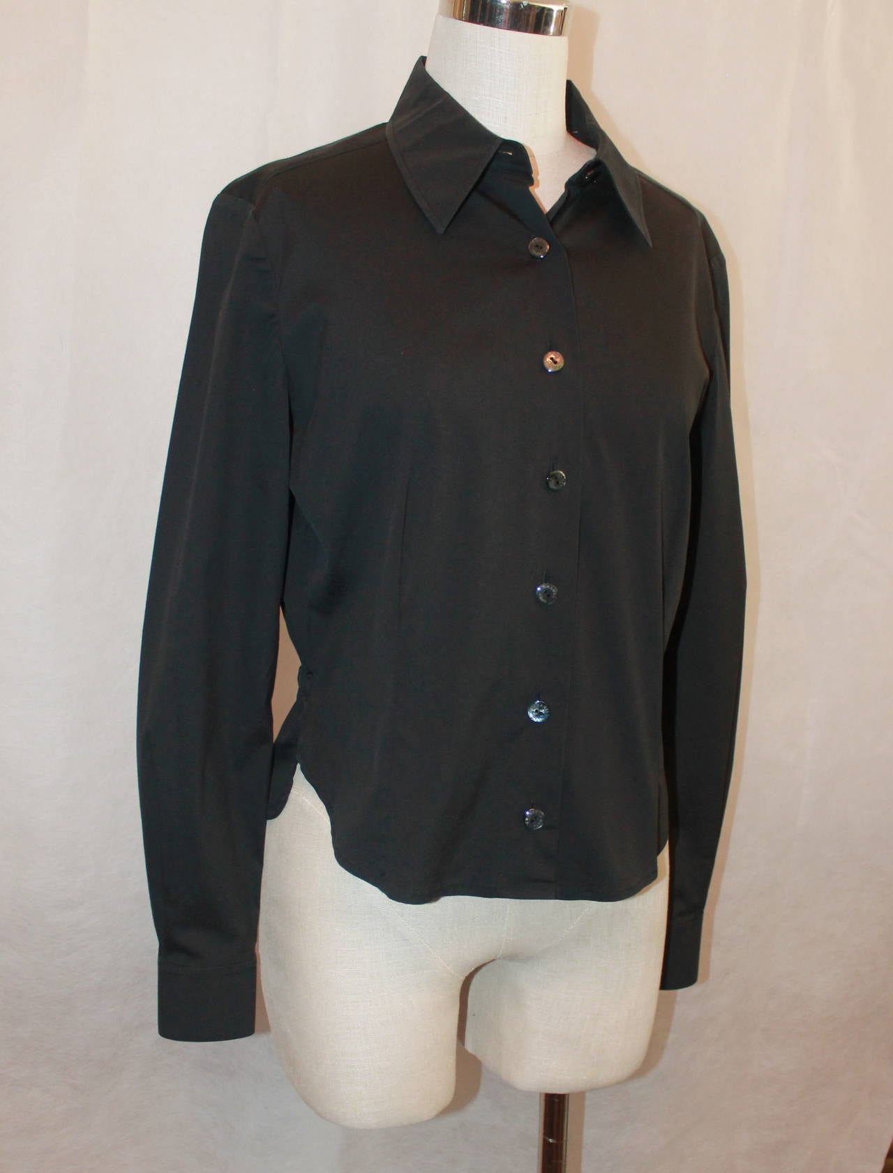 Chanel 1980's Vintage Black Cotton Collared Long Sleeve Blouse - 44. This blouse is in excellent condition and is fitted with an elastic band on the back. The buttons are black mother of pearl with the 