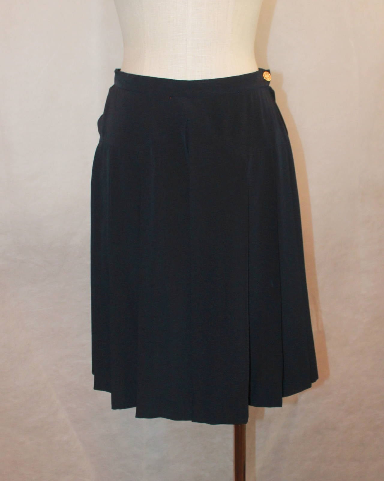 Chanel 1980's Vintage Navy Silk Pleated Culottes - 38. This piece is in excellent condition with pleats in both the front and back and a large pleat in the center. 

Waist- 29