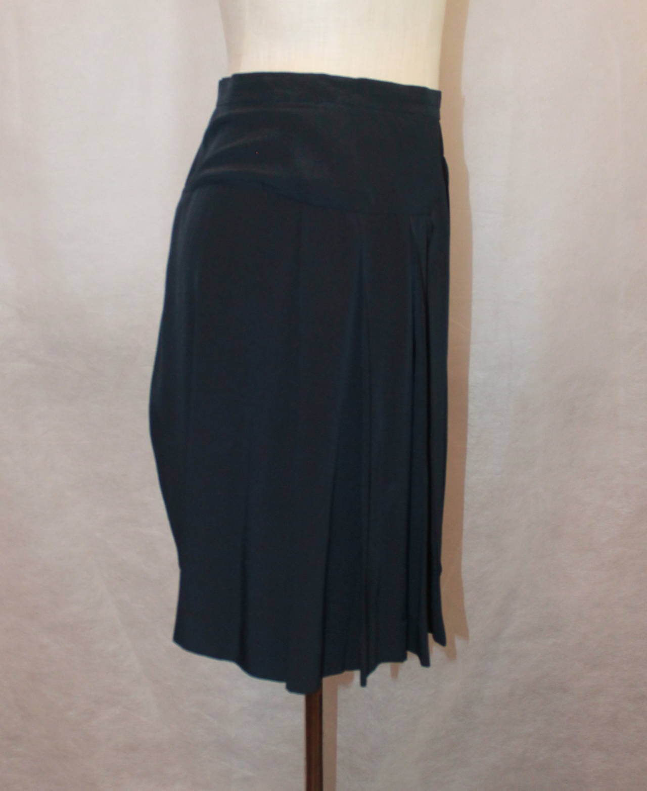 Chanel 1980's Vintage Navy Silk Pleated Culottes - 38 In Excellent Condition In West Palm Beach, FL