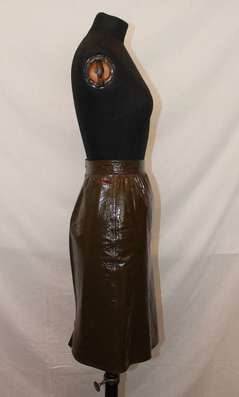 Emanuel Ungaro Vintage Olive Patent Skirt - 10. This vintage knee-length skirt is circa 70s and is in impeccable condition. 

Measurements:
Waist- 28"
Hips- 40"
Length- 24"
