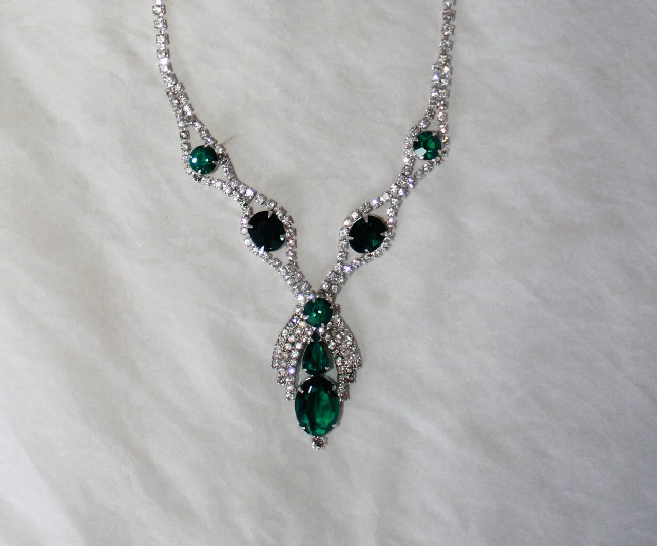 Art Deco Vintage Green Austrian Crystal & Rhinestone Necklace. This necklace is in excellent condition with the only issue being that the clasp is chipped underneath (image 5) and some of the rhinestones are very slightly losing brilliance.