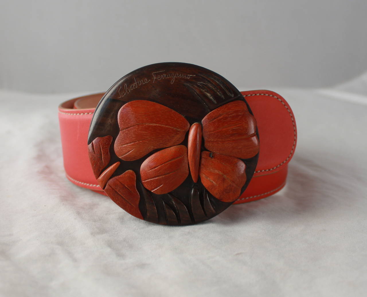 Salvatore Ferragamo Coral Belt with Butterfly Carved Wood Buckle - 85 cm. This belt is in very good condition with the only issue being that is has a slight mark from the buckle on the leather seen on image 6. This belt is in otherwise excellent