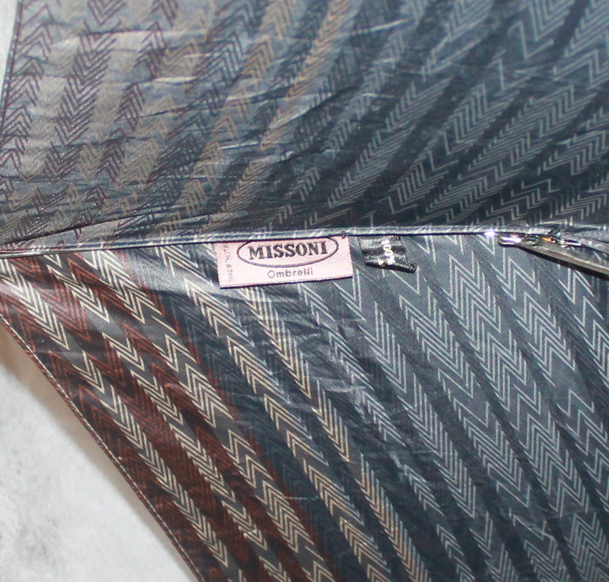Missoni Grey & Brown Geometric Printed Umbrella with Cover In Excellent Condition In West Palm Beach, FL