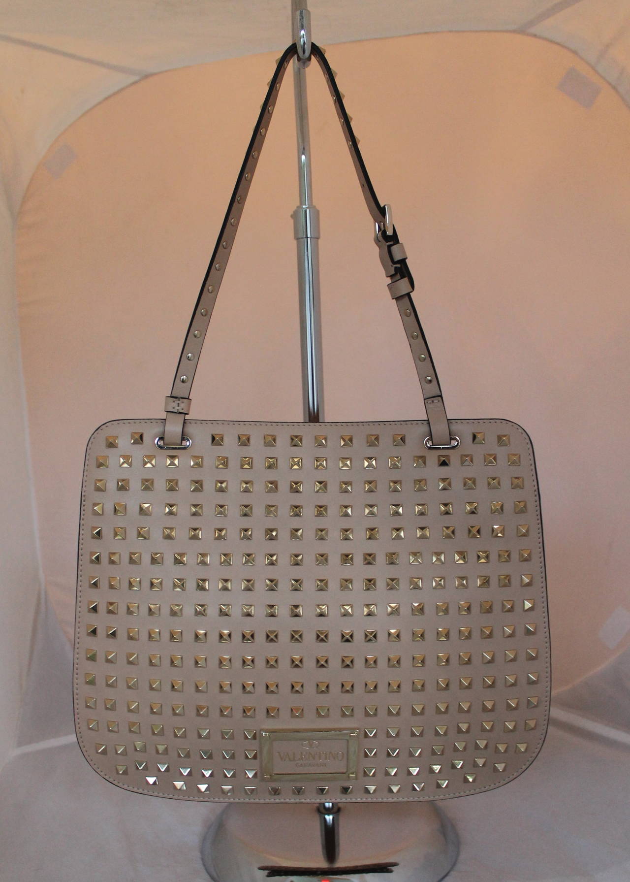 Valentino Beige Leather Rockstud Single Strap Shoulder Bag For Gray Valentino Beige Leather Rockstud Single Strap Shoulder Bag For
