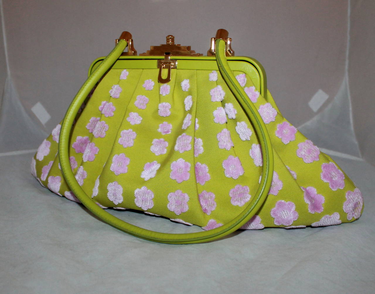 Roberta Di Camerino Lime & Pink Velvet Floral Shoulder Bag. This bag is in excellent condition with minimal use on the bottom. It is lined with leather has a push clasp.

Measurements:
Height- 10