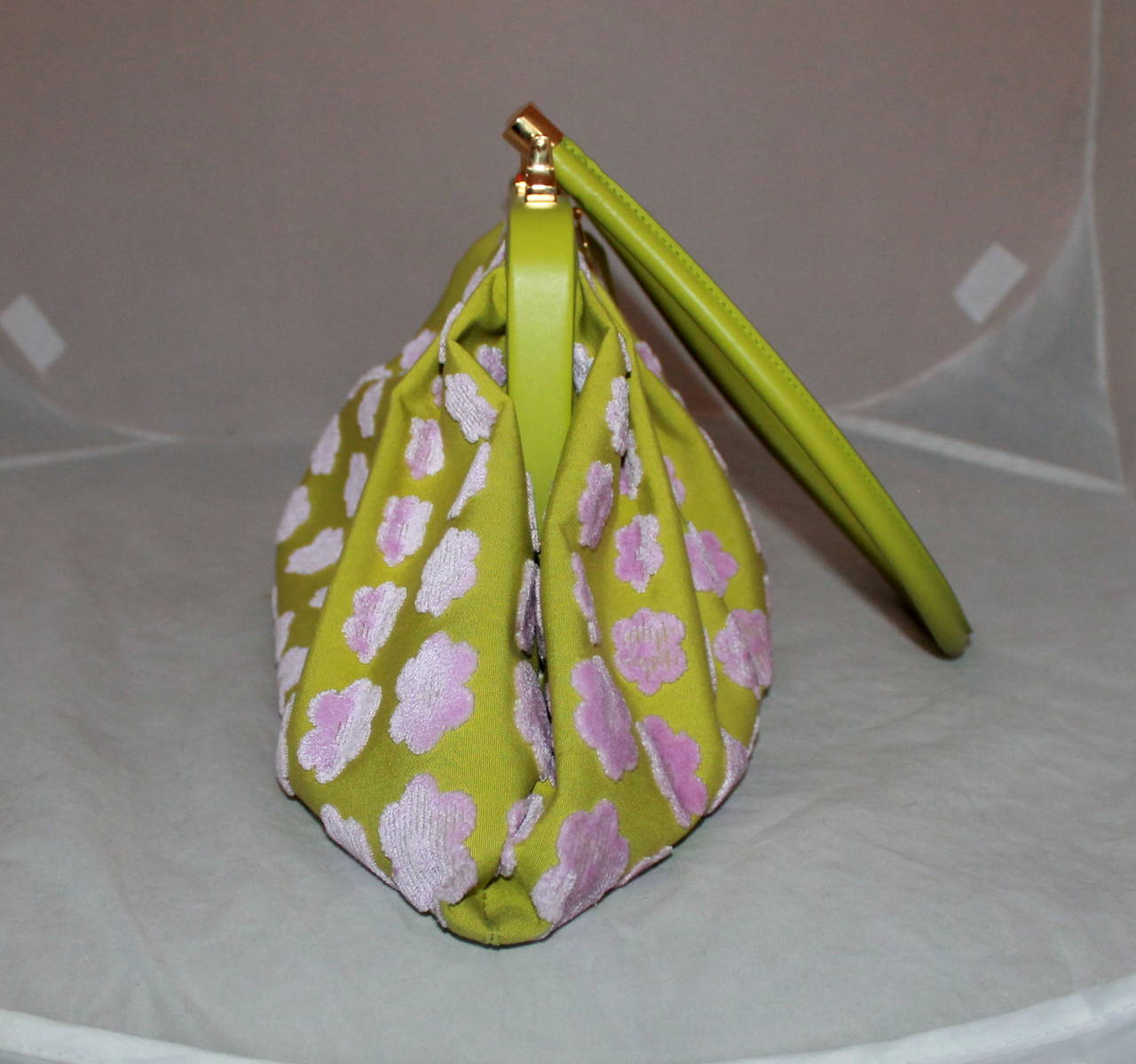Roberta Di Camerino Lime & Pink Velvet Floral Shoulder Bag In Excellent Condition In West Palm Beach, FL