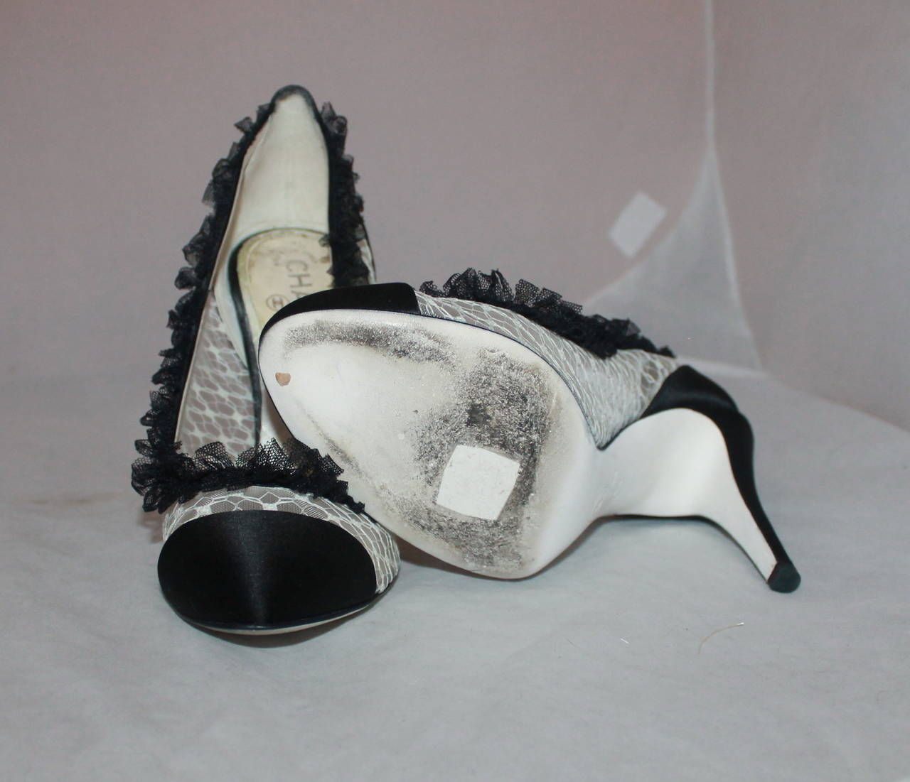 Chanel Ivory & Black Lace Pumps with Ruffle Trim - 40 In Excellent Condition In West Palm Beach, FL