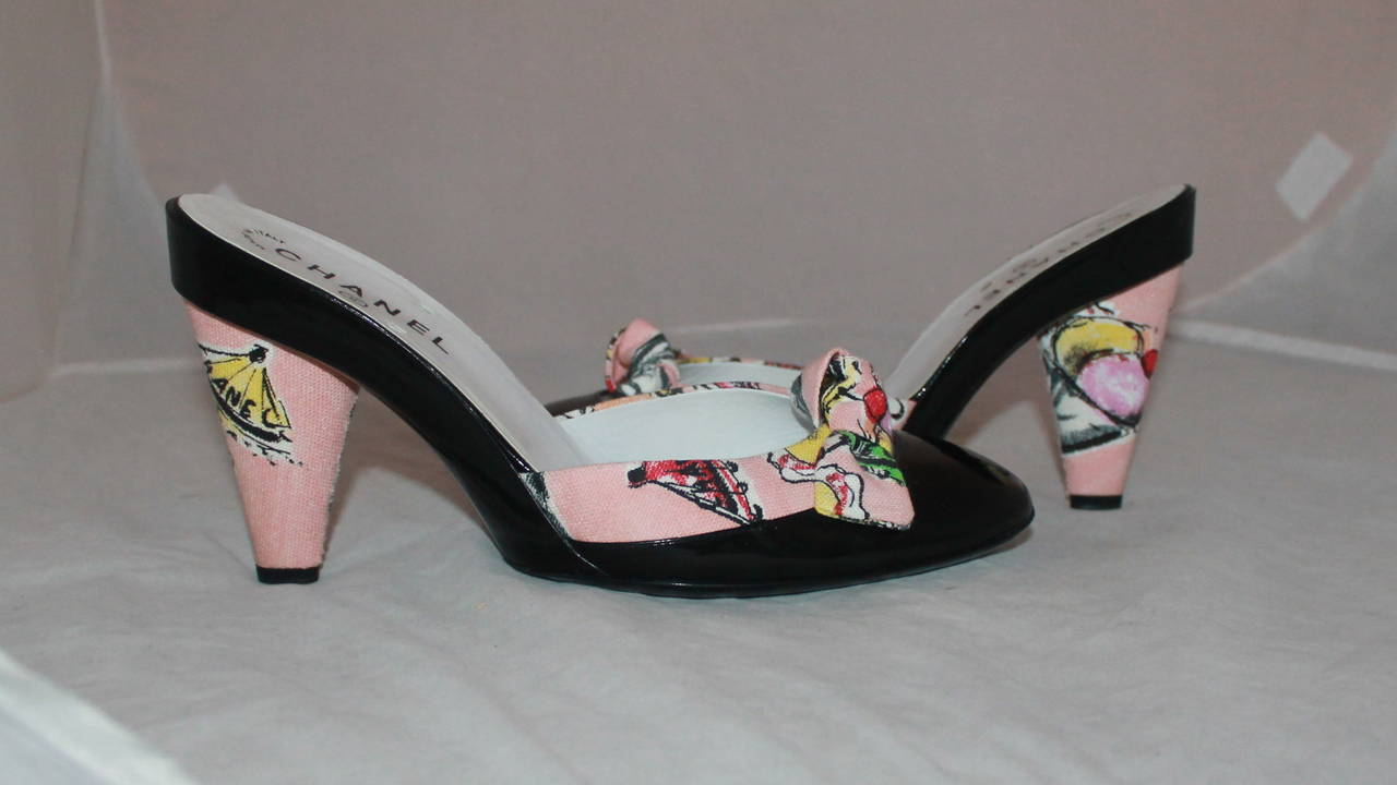 Chanel Fabric Beach Print & Black Patent Heel with Bow - 40. These shoes are in excellent condition and are slides. The toe is patent and the heel is fabric.