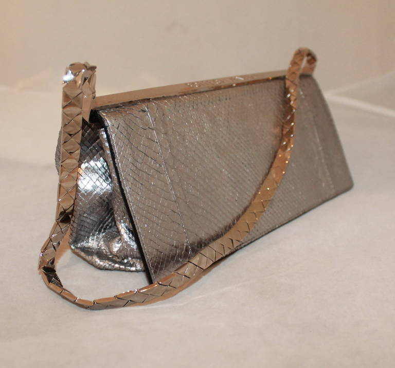 Bottega Veneta Silver Snake Skin Handbag. This metallic bag is in excellent vintage condition with a very minor discoloration on the clasp. 

Measurements:
Height- 4.5