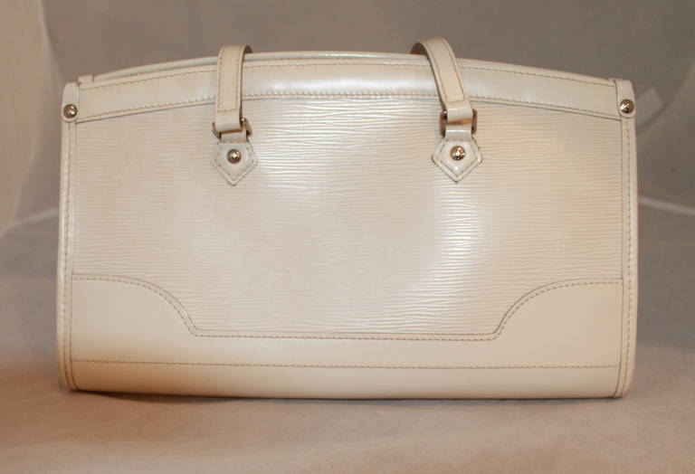 Louis Vuitton Ivory Epi Leather Shoulder Bag. This bag is in very good condition with very minor markings.

Measurements:
Height- 8